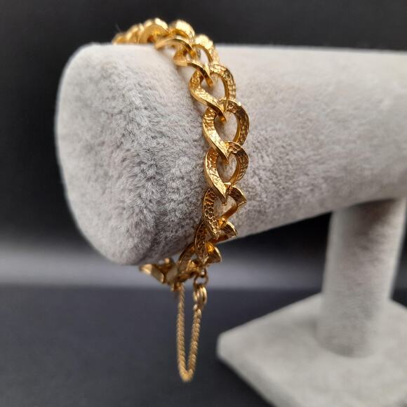 Vintage Monet Textured Bracelet, Gold Plated, Safety Chain, 7 1/4 Inch, 1960s - Picture 9 of 10